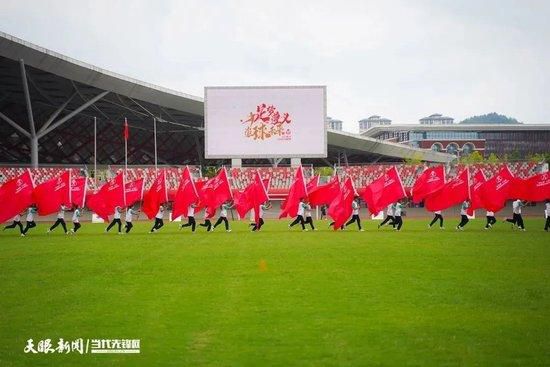 韩美晴手里还提着一个礼盒，正是和叶辰送给萧初然、马岚一样的鱼子酱护肤品套装。